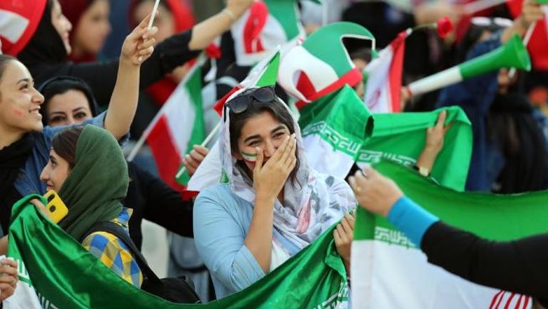 Mujeres de Irán asisten a un estadio por primera vez en el 2019
