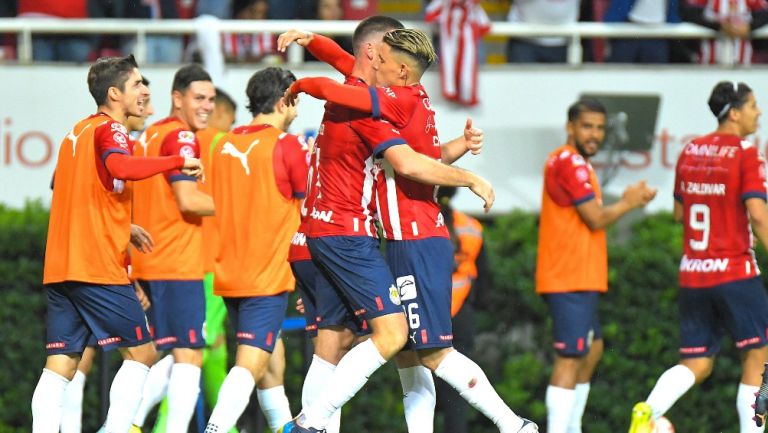 Ormeño festejando su gol con Chicote Calderón