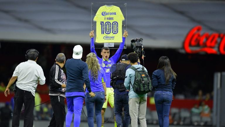 Viñas recibiendo su reconocimiento en el Estadio Azteca