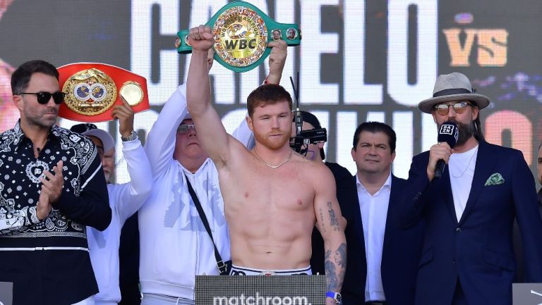 Canelo Álvarez en ceremonia de pesaje