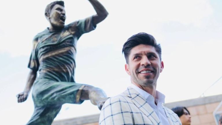 Oribe Peralta junto a su estatua