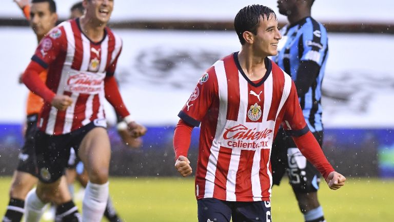 Sebastián Pérez celebrando un gol con Chivas