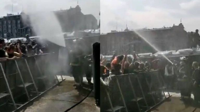 Bomberos rociaron de agua a asistentes al Zócalo por altas temperaturas