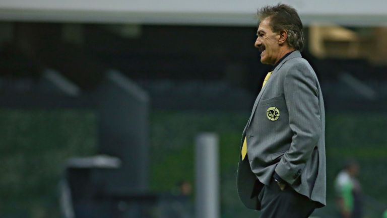 Ricardo La Volpe dirigiendo al América