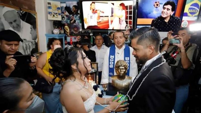 Iglesia de Diego Maradona celebró su primera boda en Cholula, Puebla