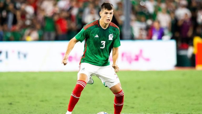 César Montes durante un partido de México