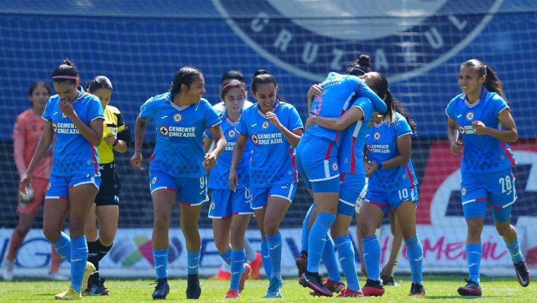 Jugadoras de Cruz Azul festejando un gol