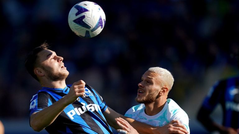 Federico Dimarco y Teun Koopmeiners en disputa por el balón