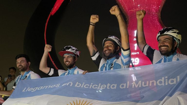Aficionados argentinos recorrieron 10 mil kilómetros en bici para apoyar a su selección 