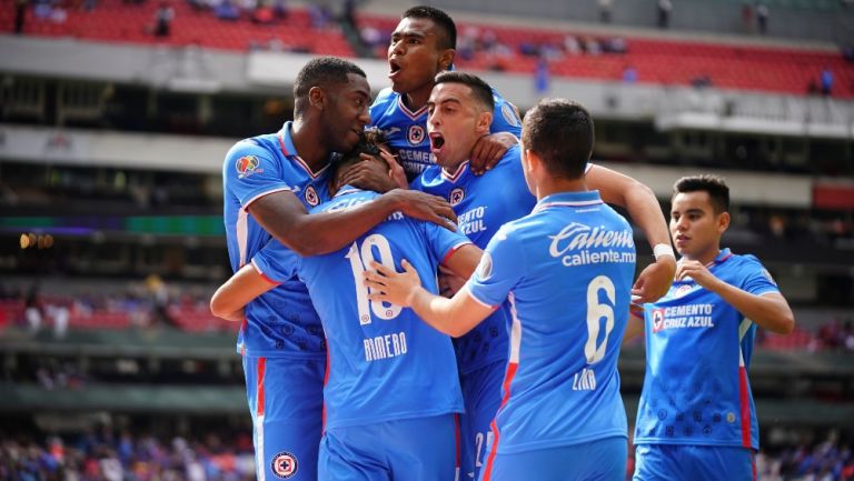 Cruz Azul en celebración de gol