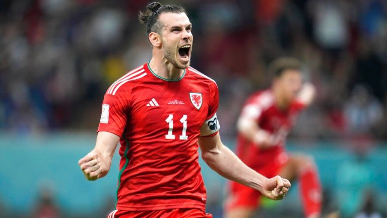 Gareth Bale festejando un gol con Gales