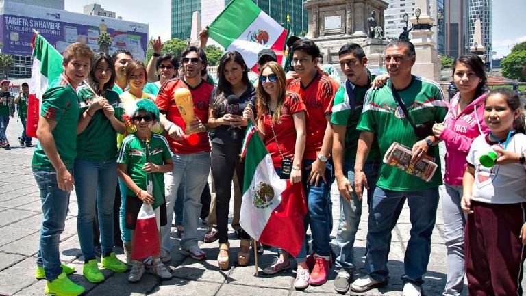 Aficionados mexicanos en el Fan Fest