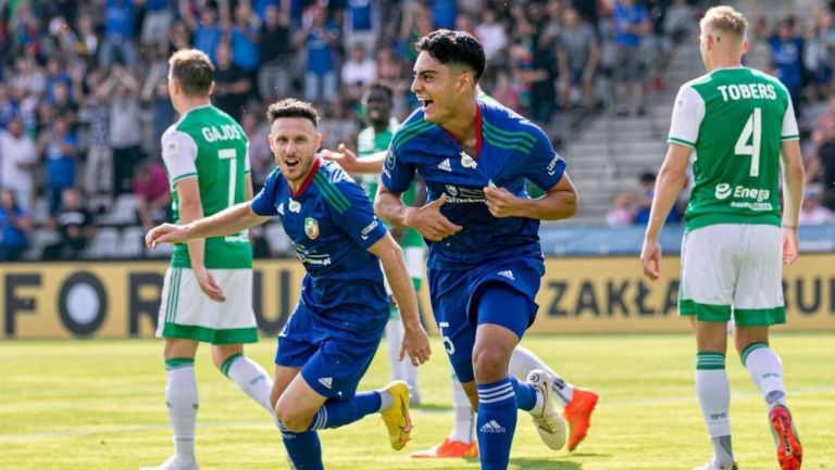 Santiago Naveda festeja un gol con el Miedź Legnica