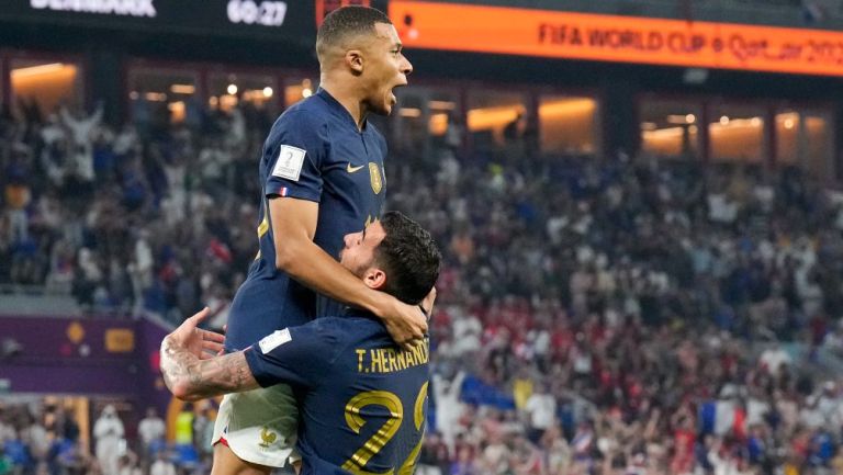  Kylian Mbappé en festejo de gol con Theo Hernandez
