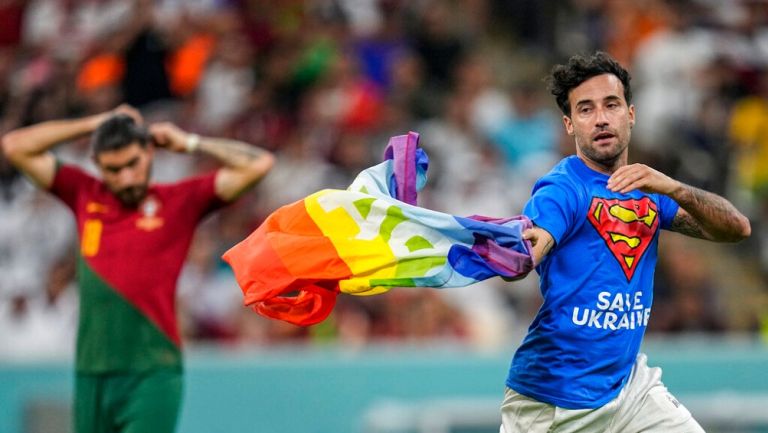 Aficionado ingresó a la cancha en el Uruguay vs Portugal para protestar a favor de la comunidad LGBTQ+