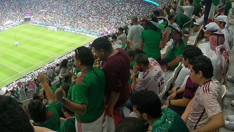 Aficionados mexicanos con cerveza en el Estadio Lusail