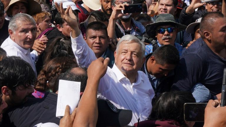 López Obrador en una marcha de la 4T