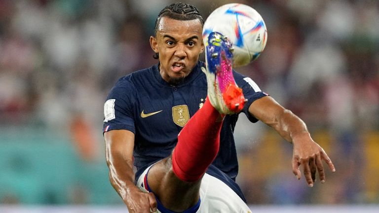 Jules Koundé en acción con Francia ante Polonia en Qatar 2022