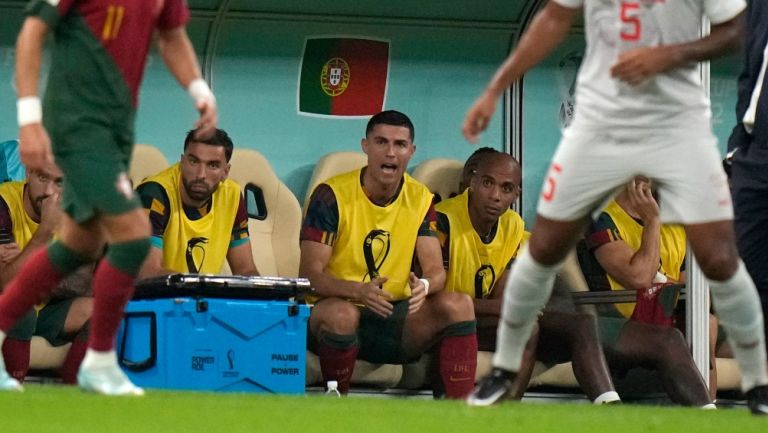 Cristiano Ronaldo en la banca de Portugal durante los OF vs Suiza en Qatar 2022