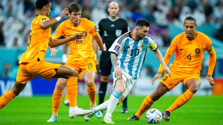 Lionel Messi contra tres jugadores de Países Bajos