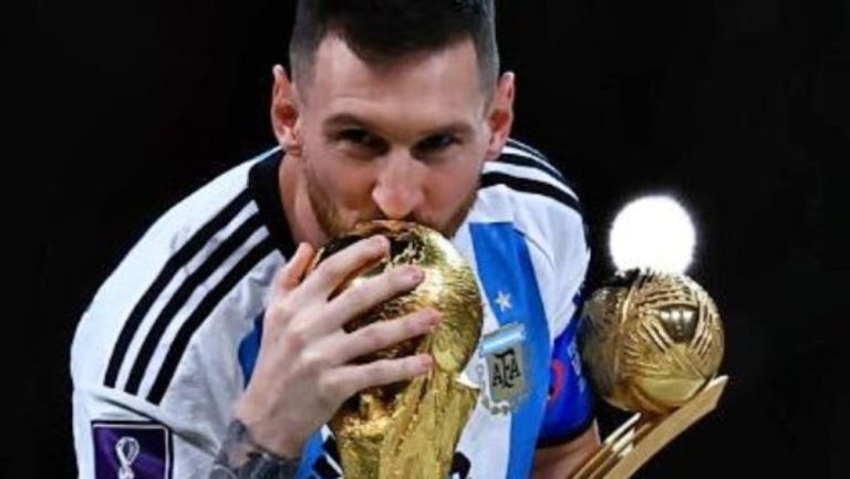 Lionel Messi besa la Copa del Mundo