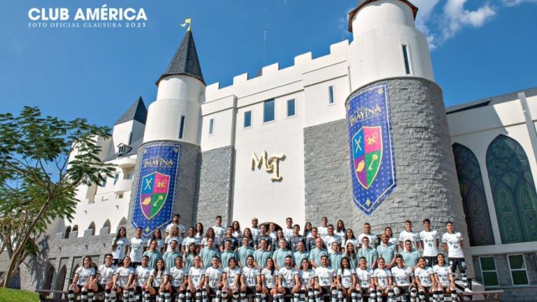 Los equipos varonil y femenil se tomaron la foto en conjunto