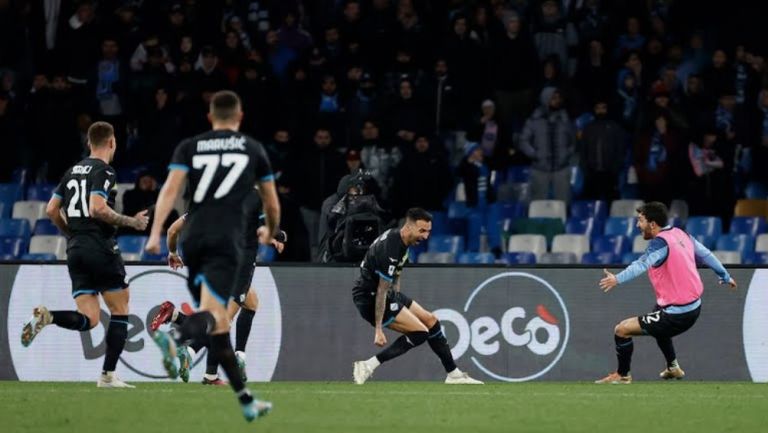 Matías Vecino celebra el gol que le arrebató el invicto al Napoli en San Paolo