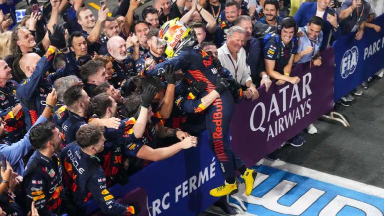 Checo Pérez: Red Bull abandona a Verstappen para festejar con el mexicano