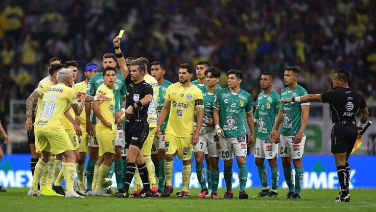 Fernando Hernández muestra la amarilla en el partido del sábado pasado