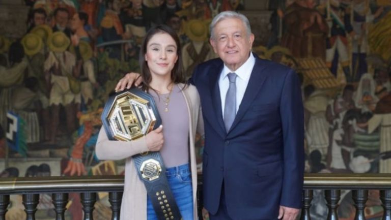 Andrés Manuel López Obrador con Alexa Grasso