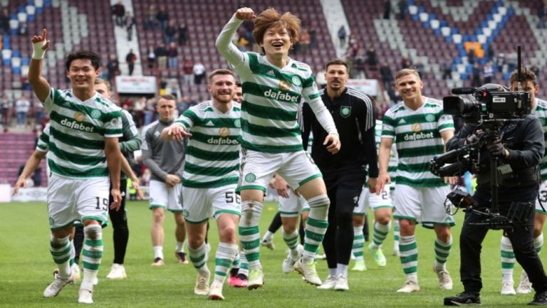 Jugadores de Celtic celebran el título