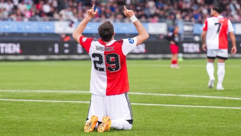 Santiago Giménez festeja un gol 
