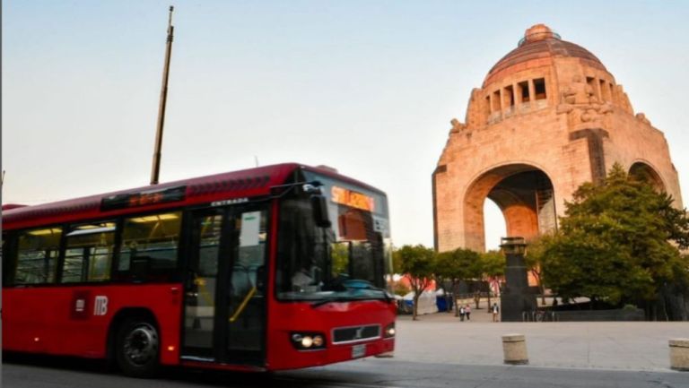 Metrobús en el Monumento a la Revolución
