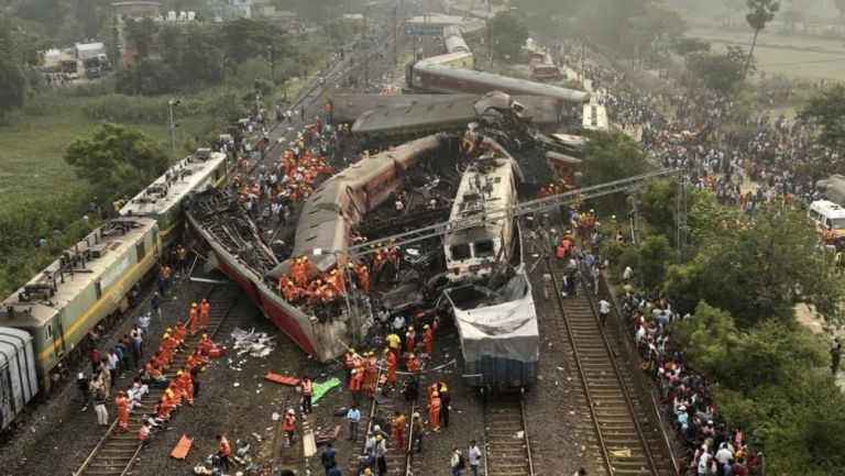 Así lucen la ferrovías cercanas a Calcuta tras el accidente