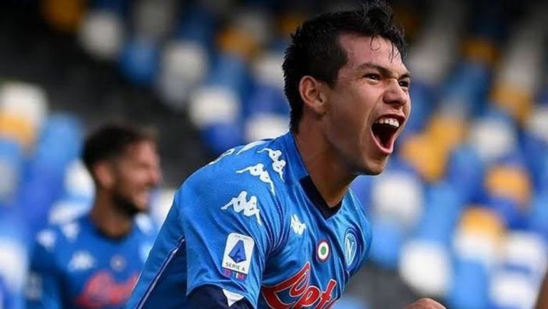 Hirving Lozano festejando un gol con el Napoli