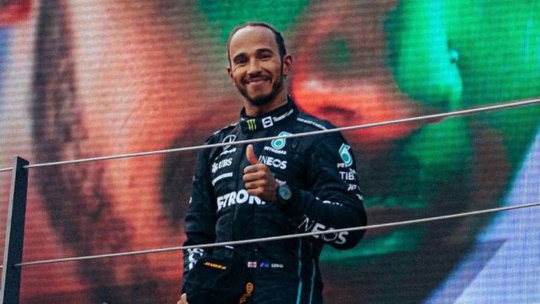 Lewis Hamilton en un podio de Fórmula 1
