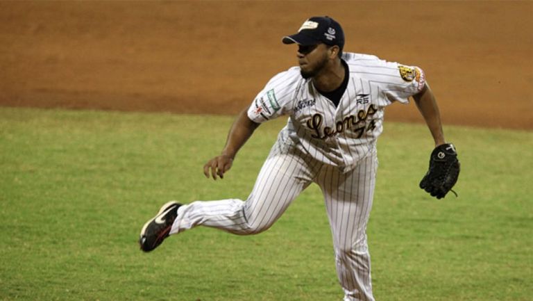 El venezolano se convirtió en el quinto pitcher en lanzar un juego así con Puebla