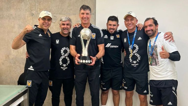 Robert Dante Siboldi con su cuerpo técnico y el trofeo de campeón