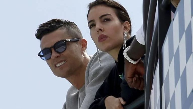 Cristiano Ronaldo y Georgina Rodríguez en un balcón