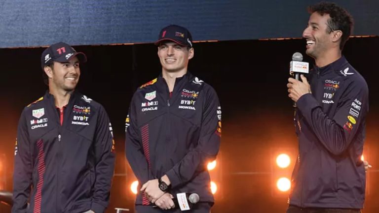 'Checo' Pérez junto a Max Verstappen y Daniel Ricciardo 