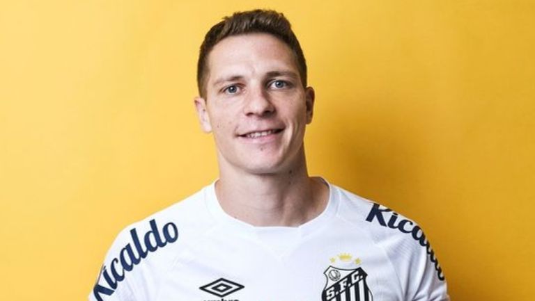 Julio Furch como nuevo jugador del Santos de Brasil 