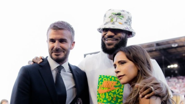 LeBron James junto a David Beckham en el juego del Inter Miami