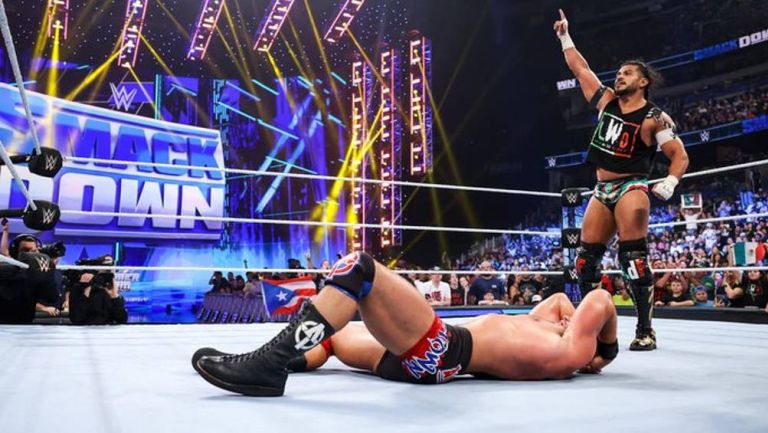 WWE: Santos Escobar pide a la Arena CDMX hacer el grito prohibido a Austin Theory