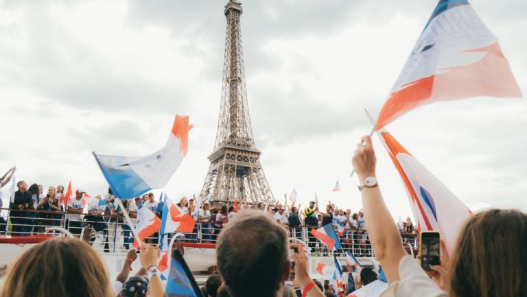 El pueblo francés en la Torre Eiffel a un año de los Juegos Olímpicos