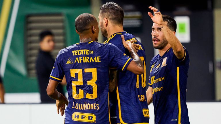 Jugadores de Tigres, en festejo de gol