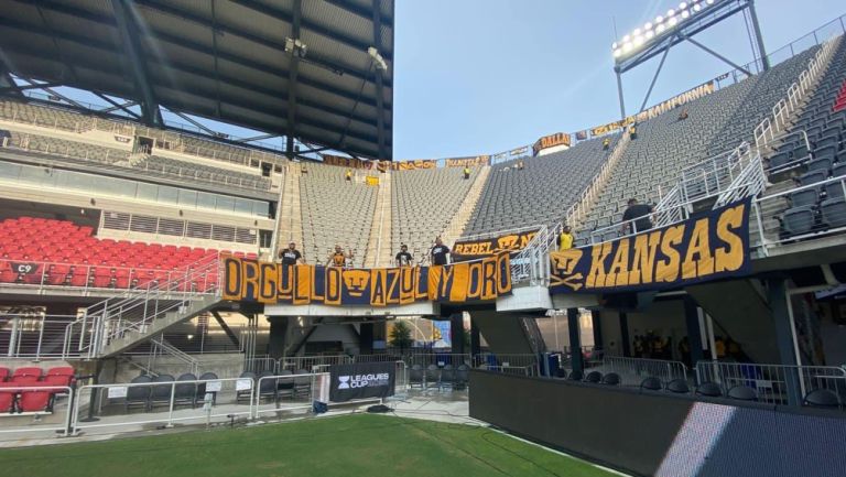 La barra de Pumas ya cuelga sus mantas en el estadio 