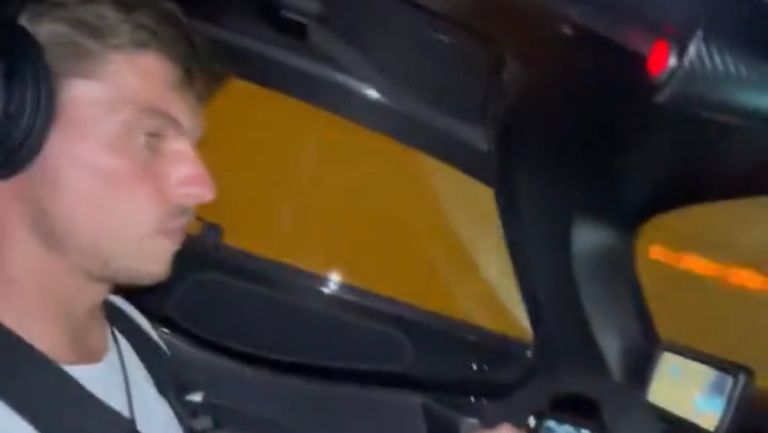 Max en el interior del Aston Martin 