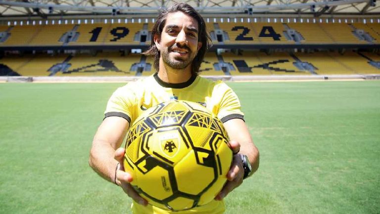 Rodolfo Pizarro fue figura en el último partido del AEK Atenas al provocar dos 'penales'