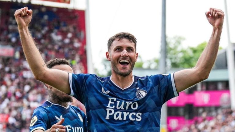Santiago Giménez se afianza en el liderato de goleo de la Eredivisie