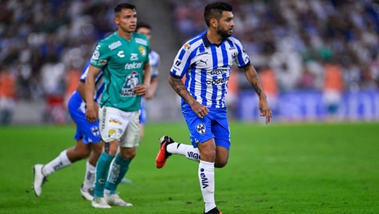 Tecatito Corona debuta con Rayados en la Liga MX y da una asistencia